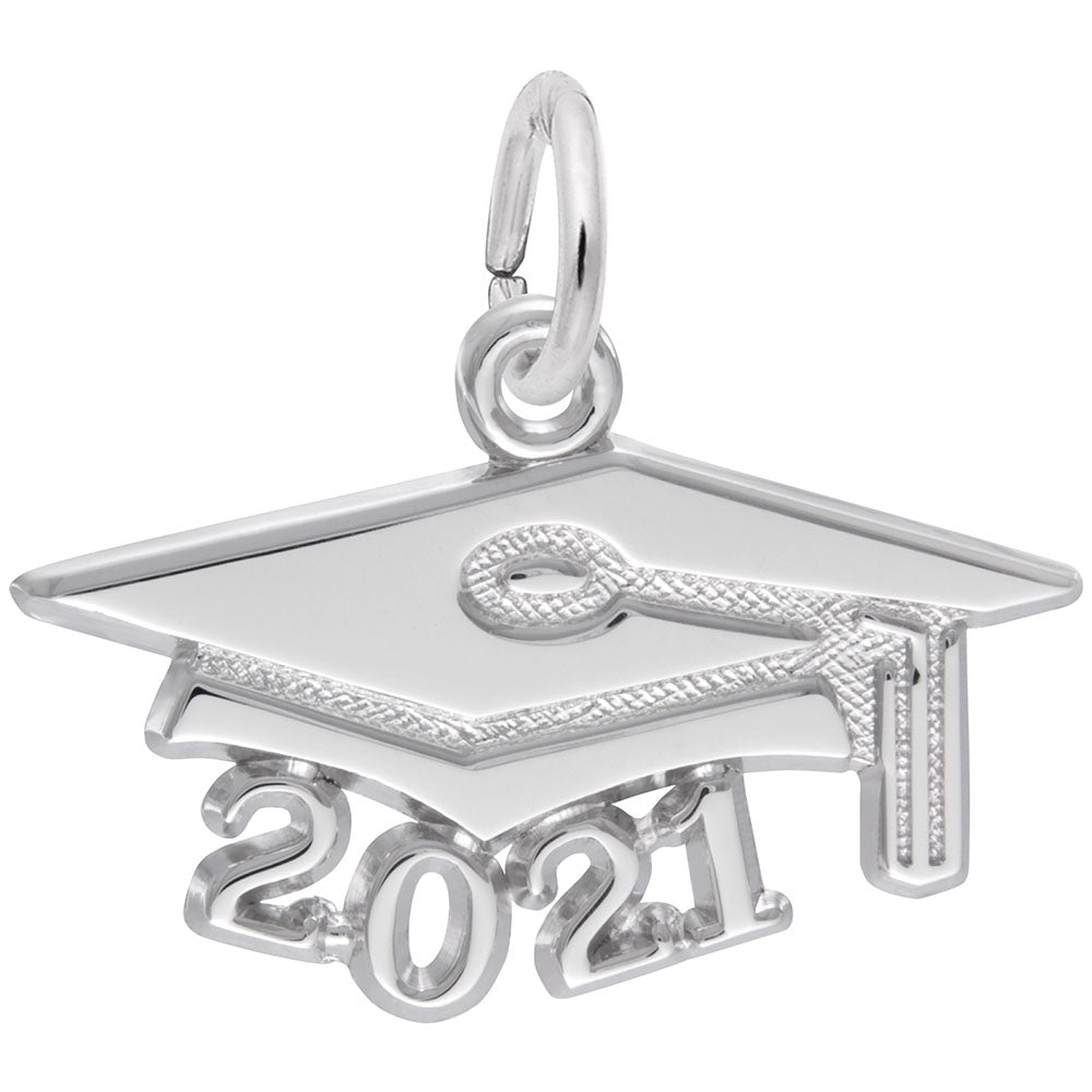 Silver graduation cap and '2021' charm on a white background