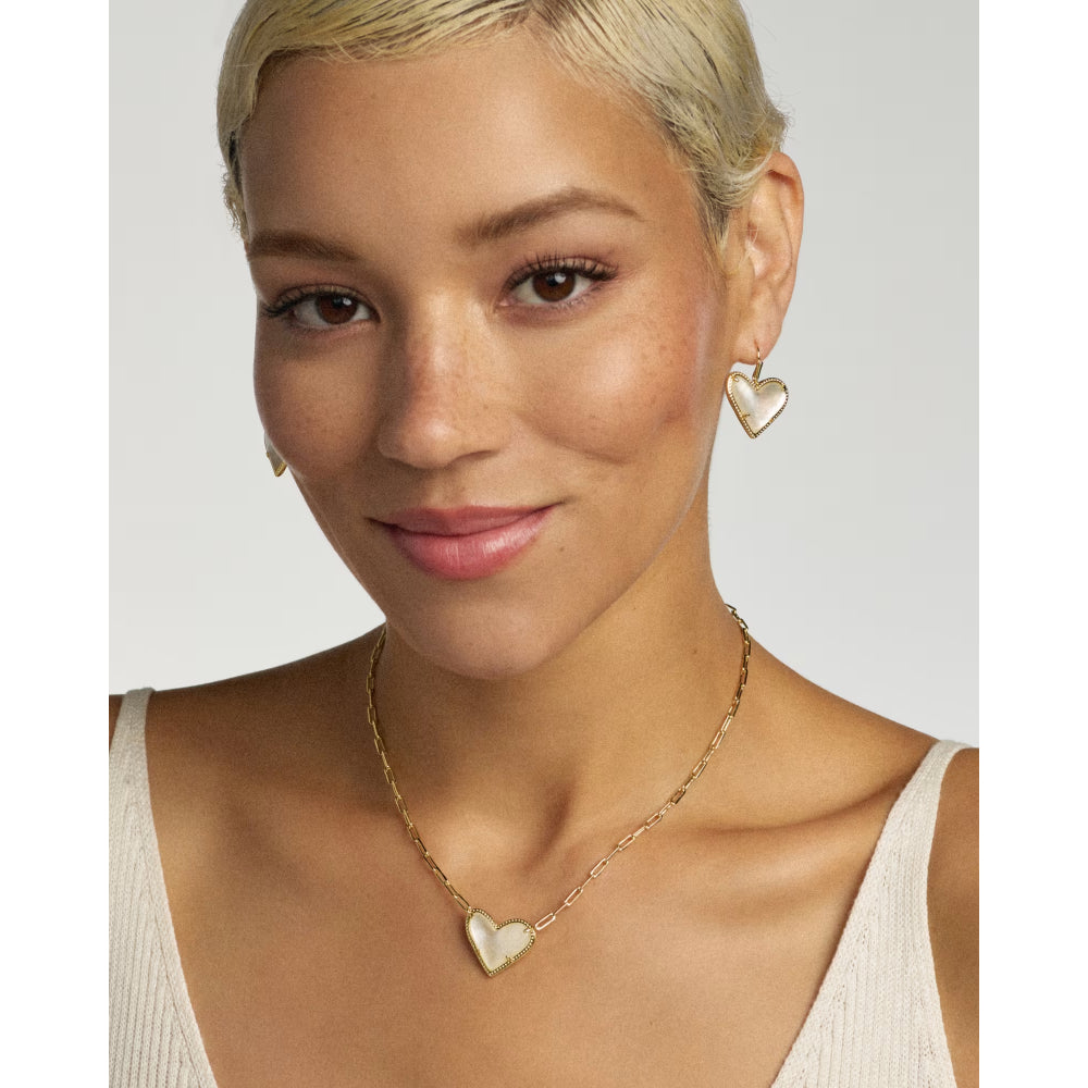 Kendra Scott Ari Heart Statement Short Pendant Necklace in Ivory Mother of Pearl