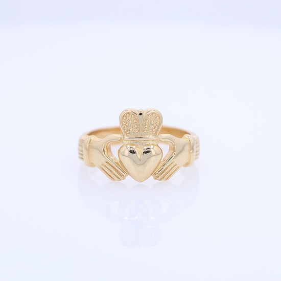 360 degree video of a yellow gold gents Claddagh ring on a white background