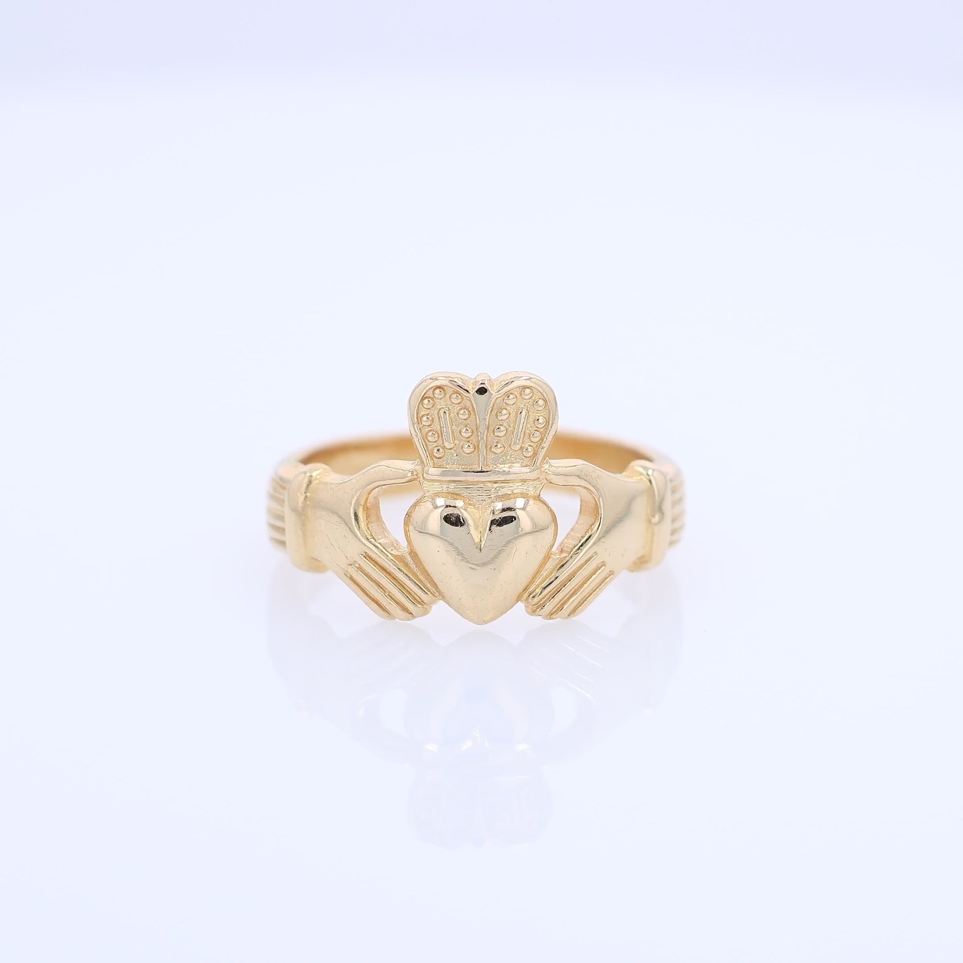 360 degree video of a yellow gold gents Claddagh ring on a white background
