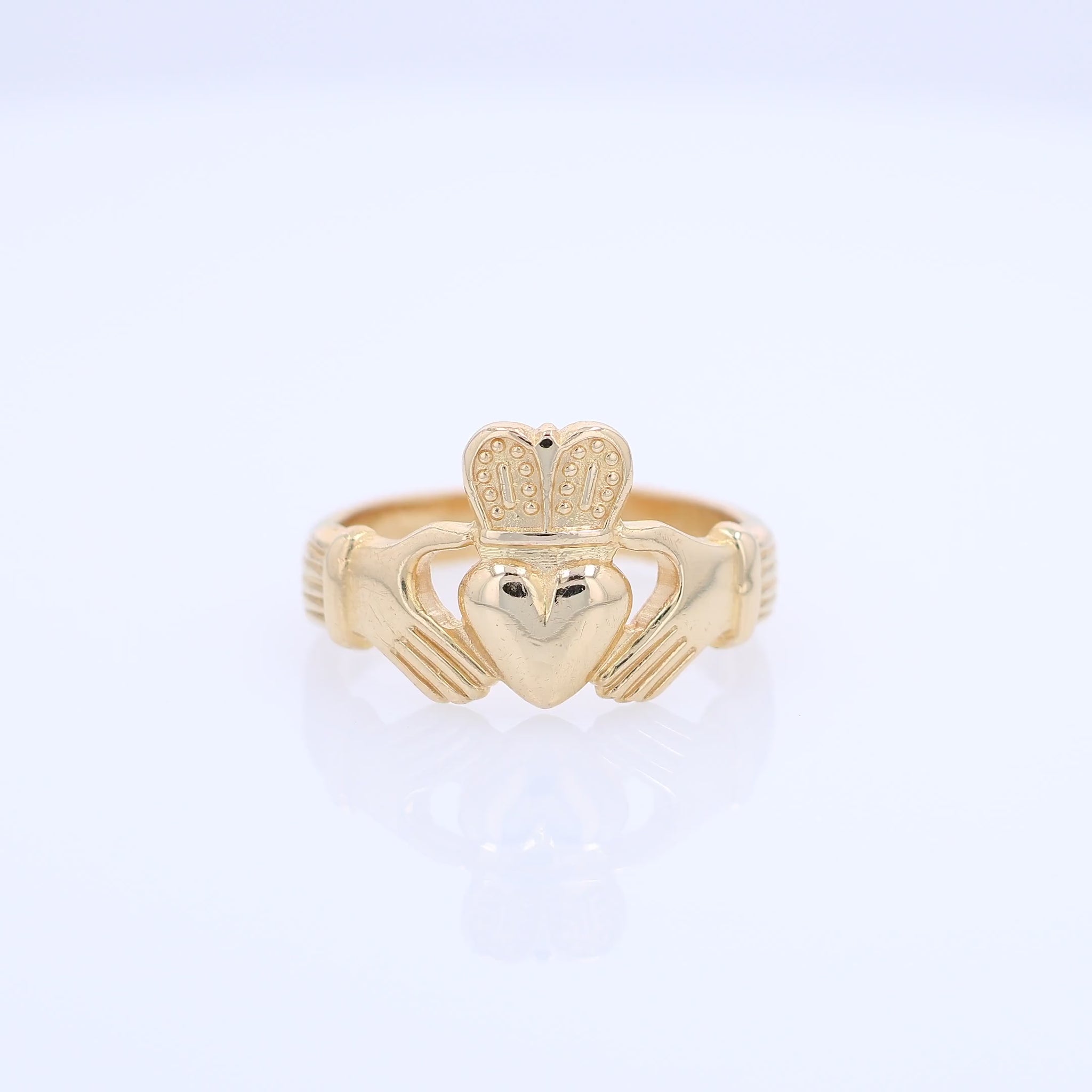 360 degree video of a yellow gold gents Claddagh ring on a white background