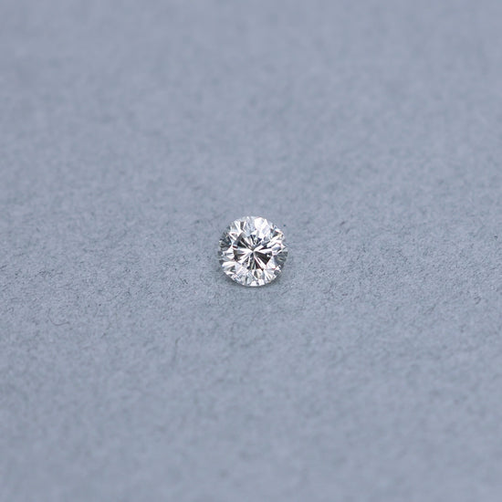Round 1.03ct diamond graded JI1 on a grey background