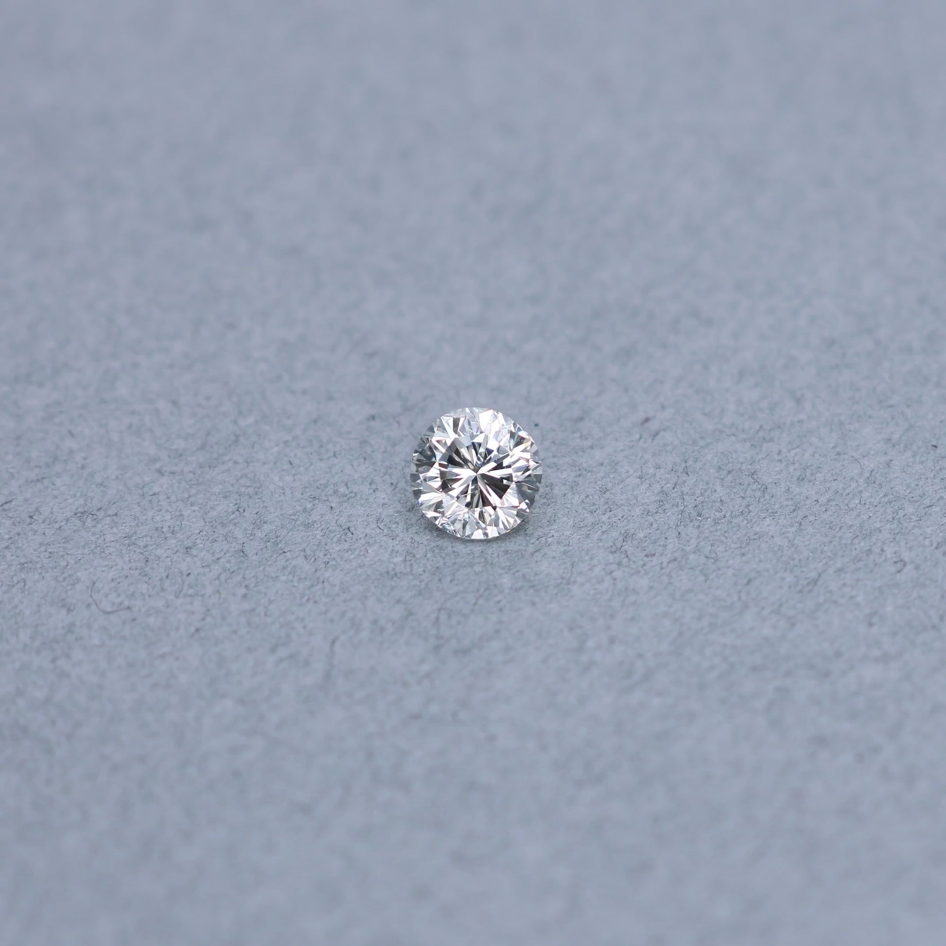 Round 1.03ct diamond graded JI1 on a grey background