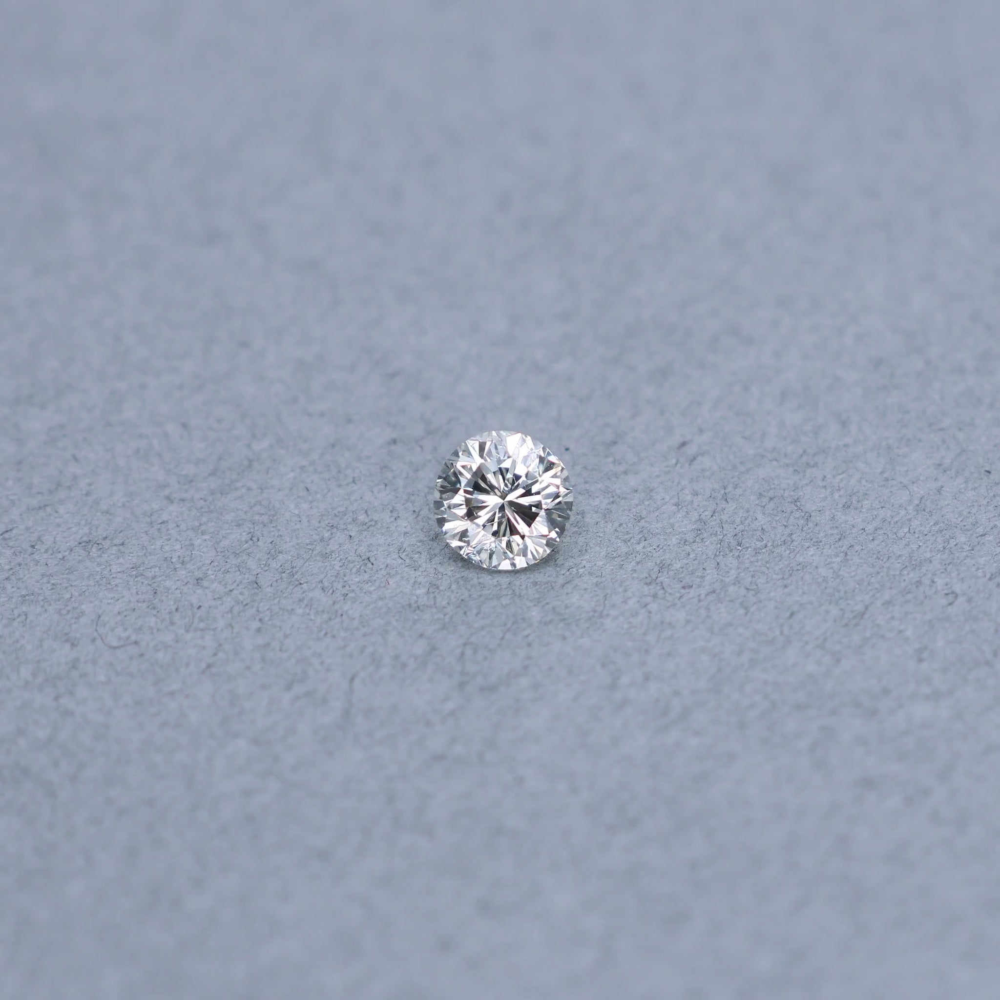 Round 1.03ct diamond graded JI1 on a grey background