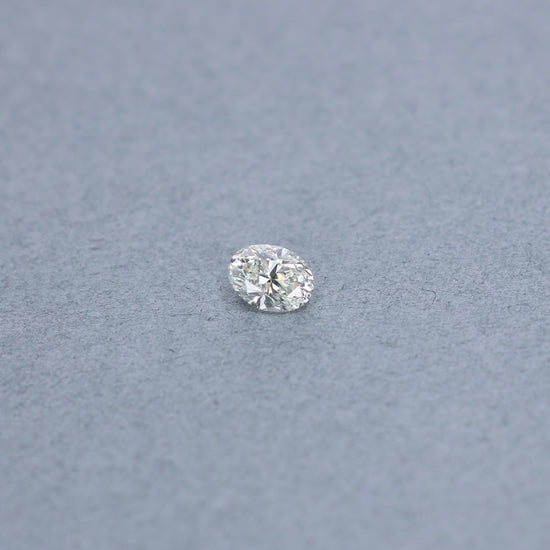 Oval 1.00 carat diamond graded KVS1 on a grey background