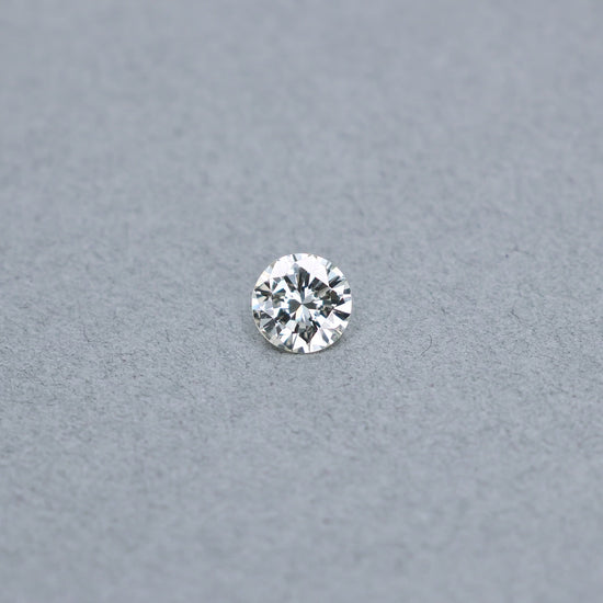Round 1.36 carat diamond graded MVS1 on a grey background