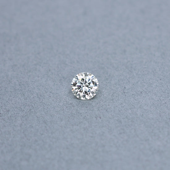 Round 1.34ct diamond graded MSI1 on a grey background