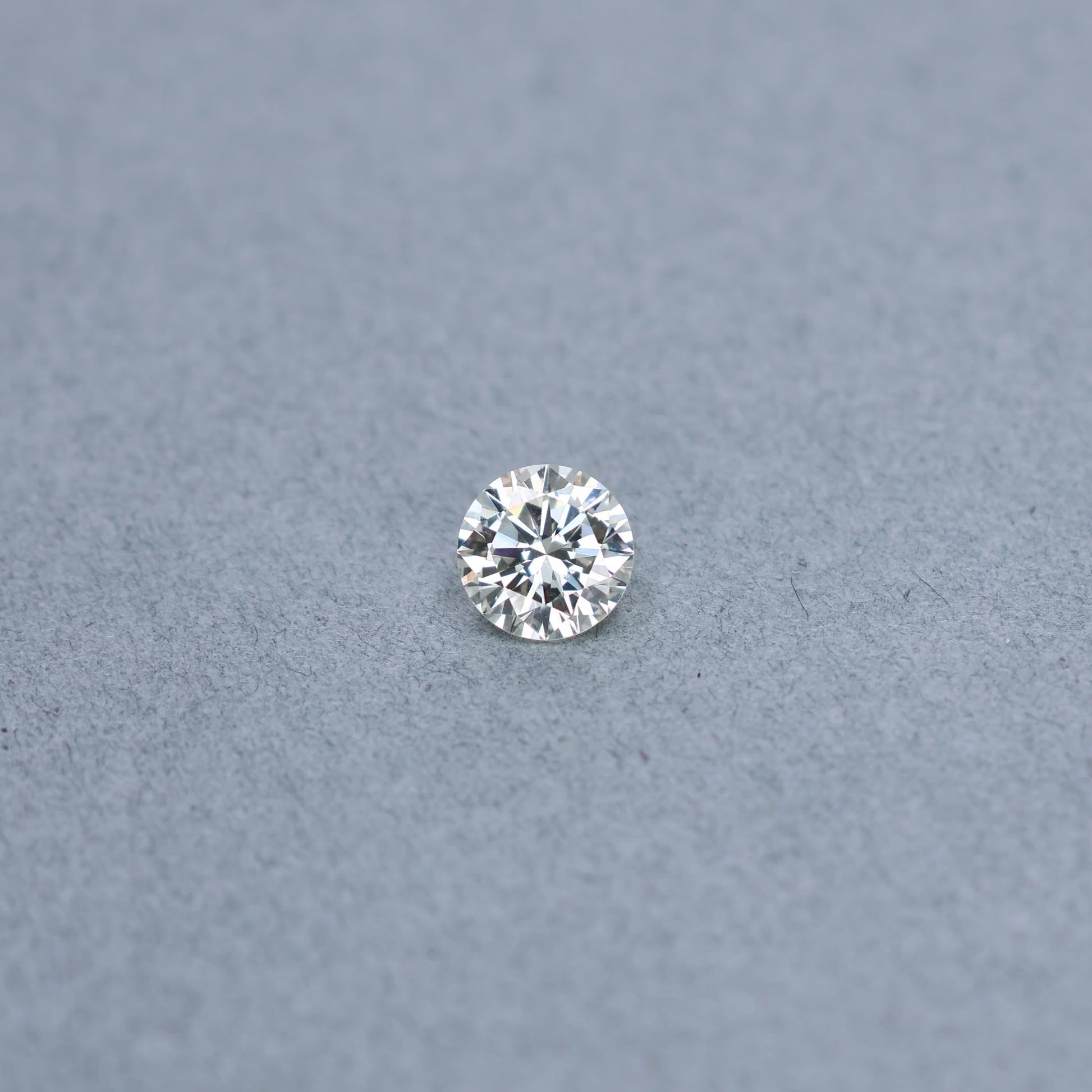 Round 1.34ct diamond graded MSI1 on a grey background