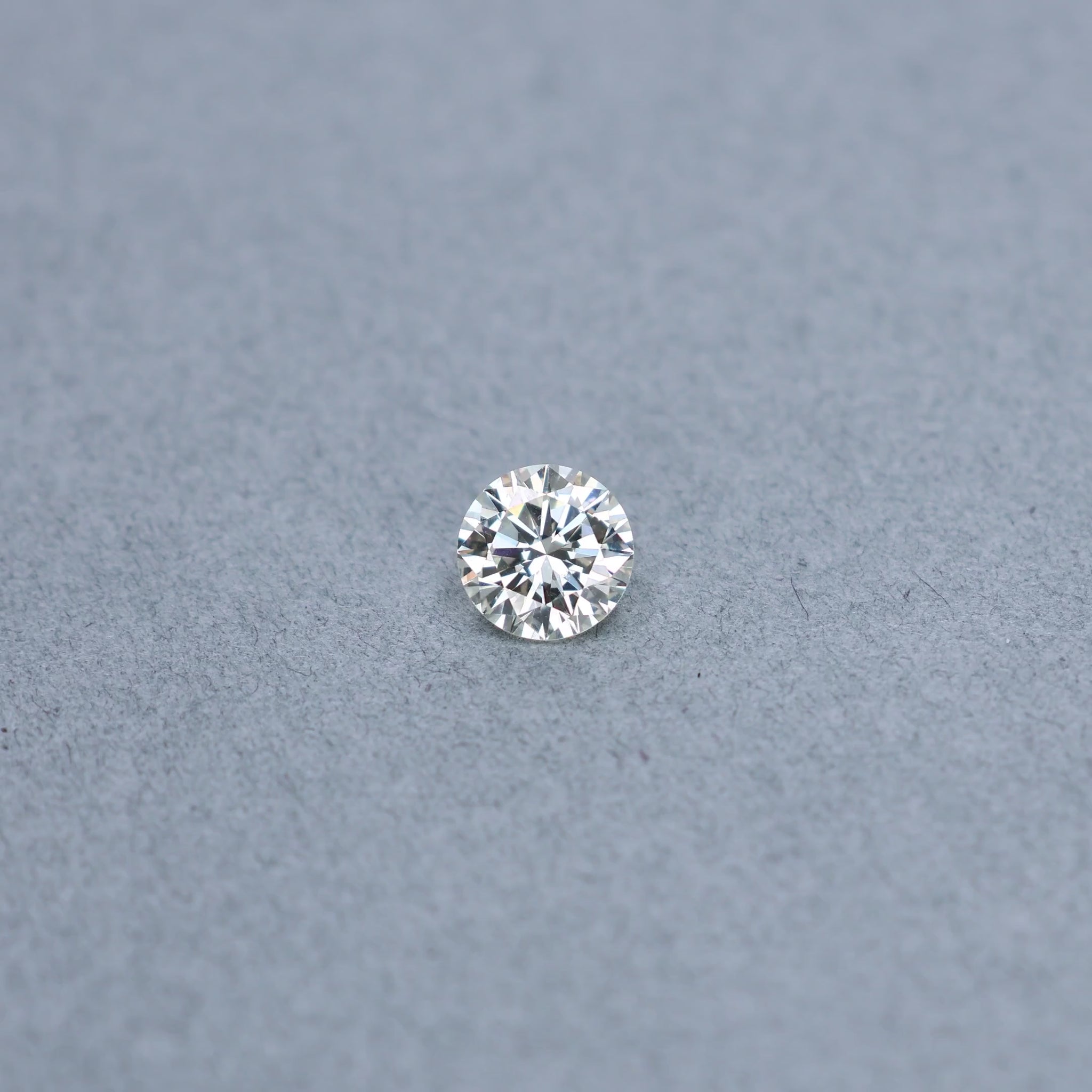 Round 1.34ct diamond graded MSI1 on a grey background