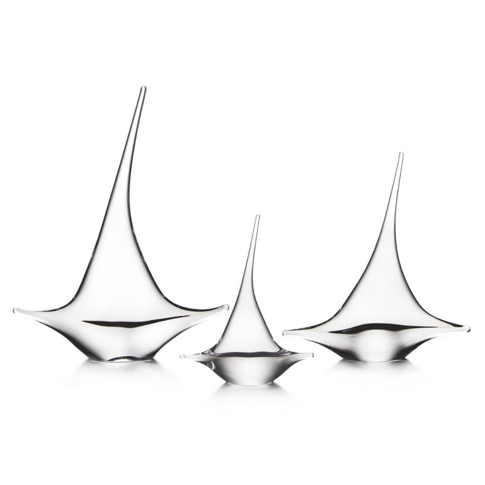 A set of 3 different size sailboats on a white background. 